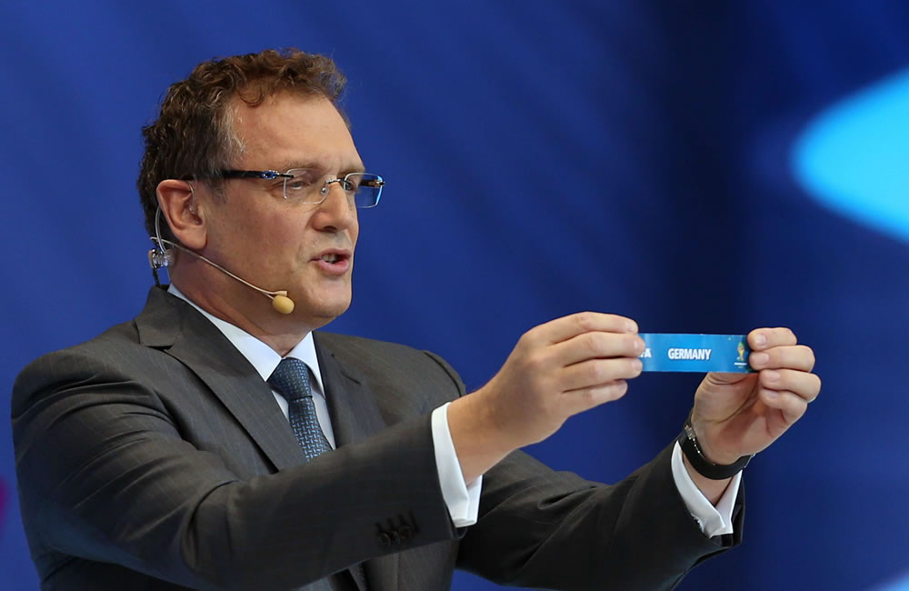 El secretario general de la Fifa Jerome Valcke, muestra el nombre de Alemania. Foto: EFE