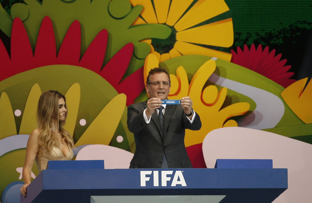 El secretario general de la Fifa Jerome Valcke, muestra el nombre de Costa Rica. Foto: EFE