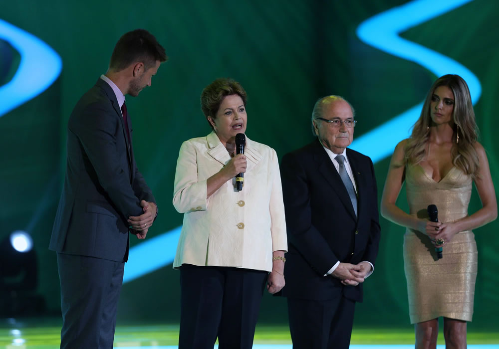 La presidenta brasileña, Dilma Rousseff (2-i), en compañía del presidente de la FIFA, Joseph Blatter (2-d) y los presentadores Fernanda Lima (d) y su esposo Rodrigo Hilbert. Foto: EFE