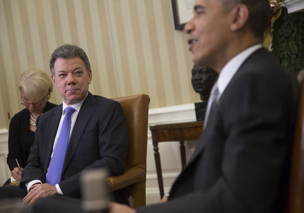 El presidente de Colombia, Juan Manuel Santos (i), escucha al presidente de EE.UU., Barack Obama (d), durante su encuentro en el Despacho Oval de la Casa Blanca, en Washington. Foto: EFE