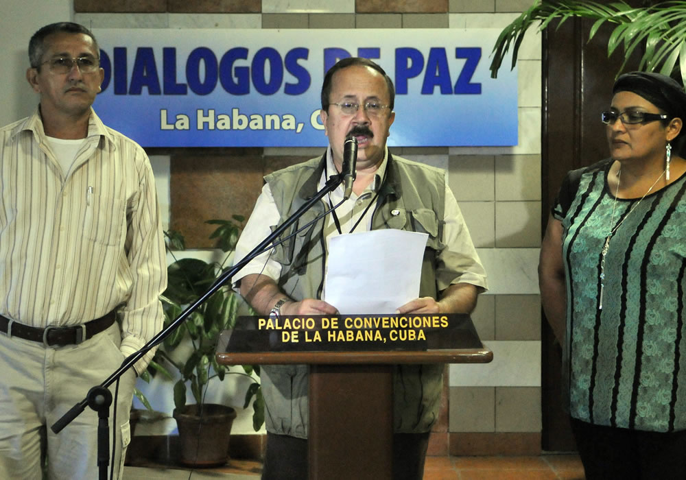 Andrés Paris (c), integrante de el grupo negociador de la Guerrilla Colombiana de las FARC-EP, acompañado por dos integrantes de la mesa de de dialogo. Foto: EFE