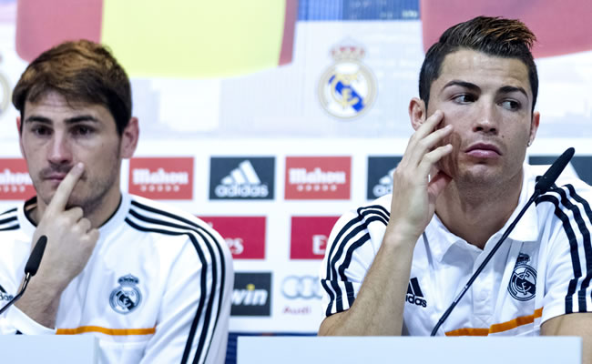 os jugadores del Real Madrid Iker Casillas y Cristiano Ronaldo (i-d). Foto: EFE