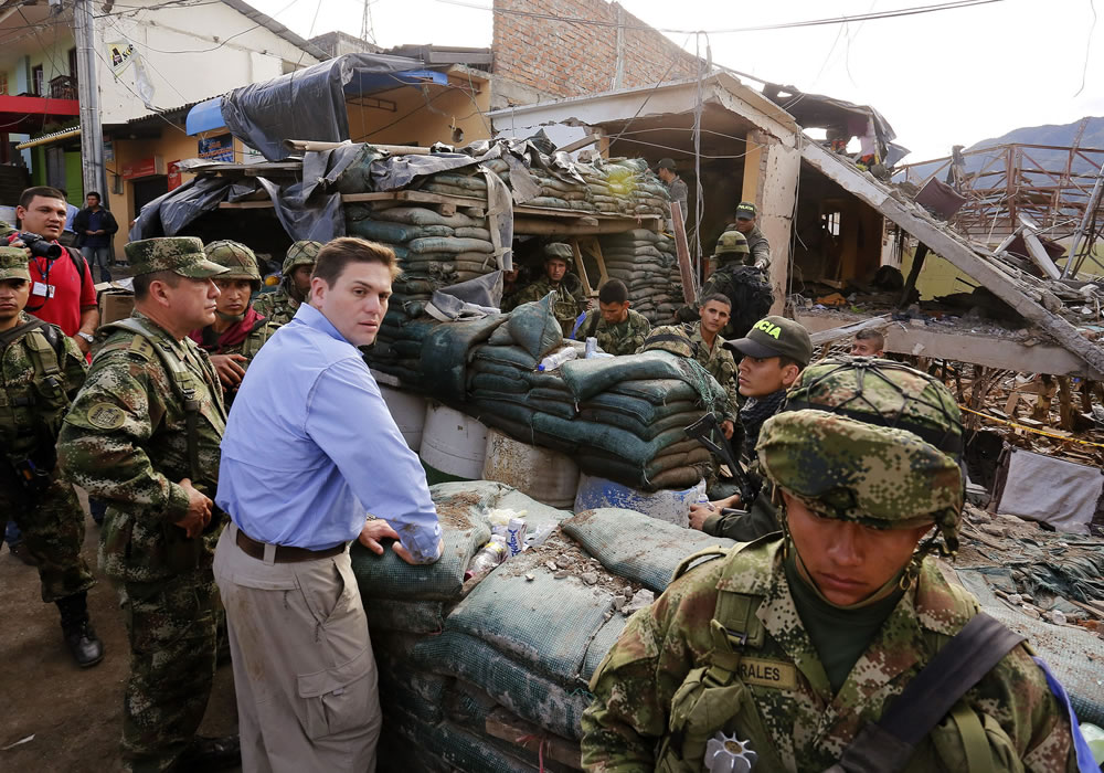 El ministro de Defensa de Colombia, Juan Carlos Pinzón (2i), observa la destrucción en la estación de policía de Inzá. Foto: EFE