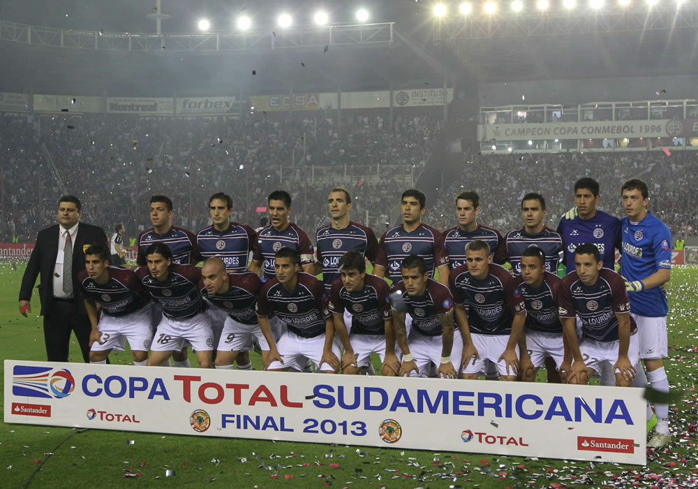 Jugadores de Lanús posan, antes del partido por la final de Copa Sudamericana. Foto: EFE