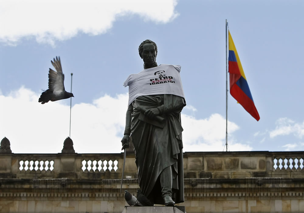 Manifestantes visten la estatua del prócer Simón Bolívar con una camiseta en apoyo al alcalde de Bogotá, Gustavo Petro. Foto: EFE