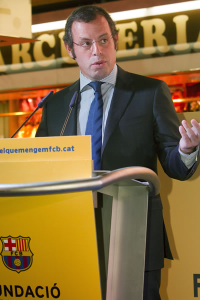El presidente del FC. Barcelona, Sandro Rosell, durante su intervención hoy en el mercado de la Concepción. Foto: EFE