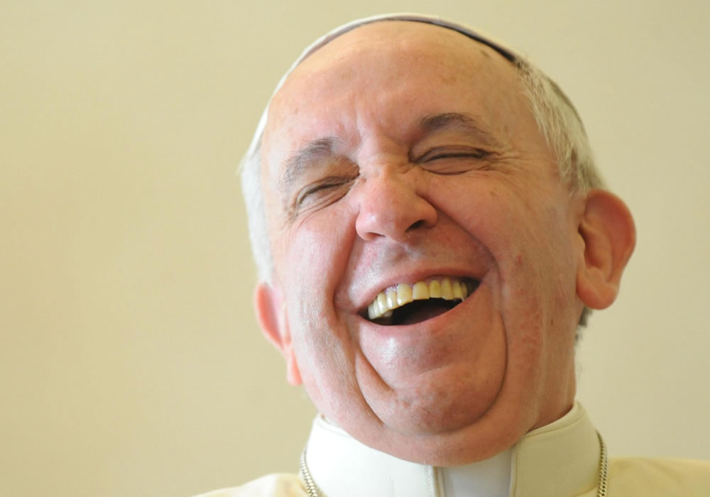 El papa Francisco se ríe durante la audiencia privada mantenida con el primer ministro de San Vicente y Granadina, Ralph Everard Gonsalves (no aparece), en el Vaticano. Foto: EFE