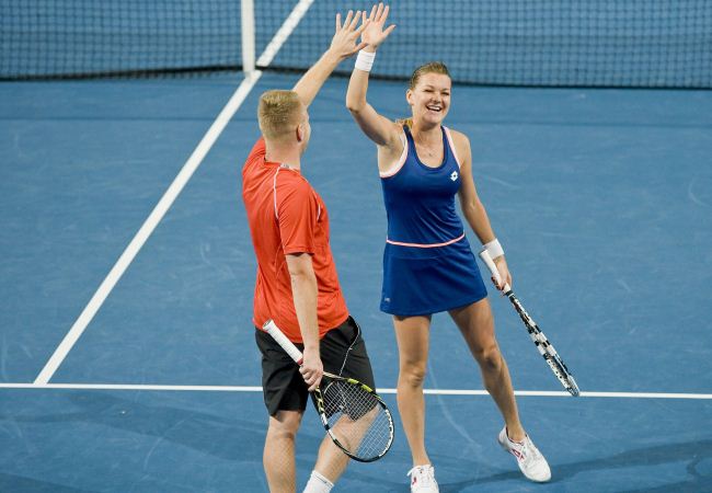 Los polacos Agnieszka Radwanska y Grzegorz Panfil tras vencer a los australianos Sam Stosur y Bernard Tomic. Foto: EFE