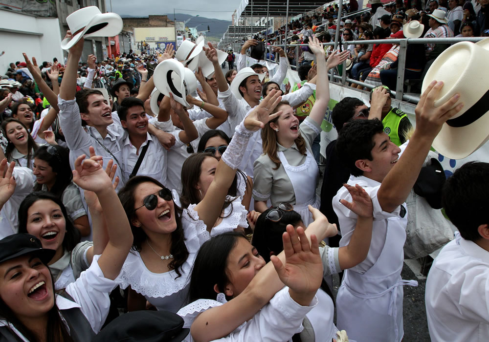 Participantes del carnaval de Negros y Blancos desfilan, durante el desfile de la "Familia Castañeda", en Pasto (Colombia). Foto: EFE