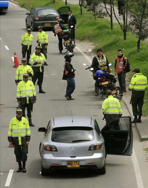 Policías colombianos participan en un retén establecido en una carretera a las afueras de Bogotá (Colombia). Foto: EFE