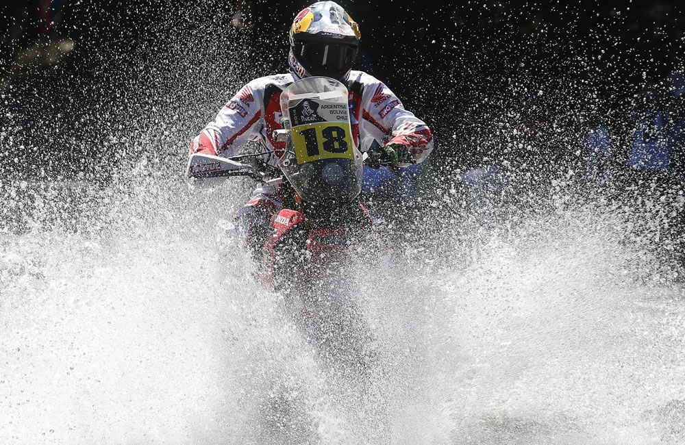 El piloto británico Sam Sunderland en acción en la primera etapa del Rally Dakar. Foto: EFE