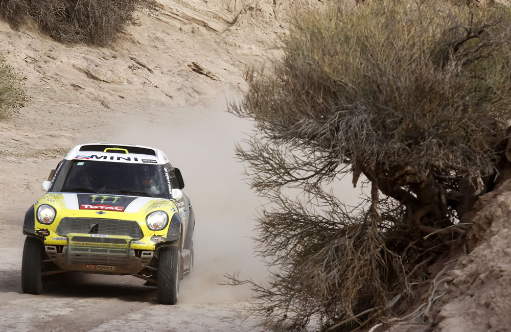 El piloto español Carlos Sainz compite en la cuarta etapa 4 del rally Dakar. Foto: EFE