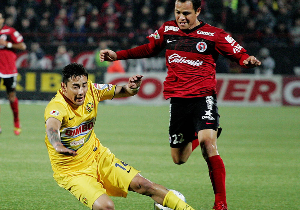 El jugador del Club América Rubens Sambueza (i) disputa el balón con Juan Carlos Nuñez (d) de Xolos. Foto: EFE