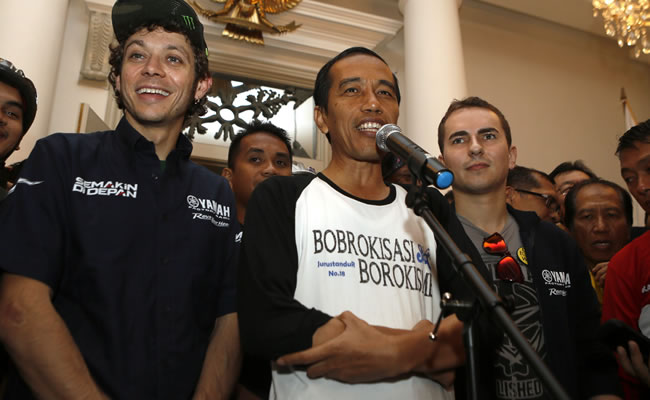 El gobernador de Yakarta, Joko Widodo 'Jokowi' (c), y los pilotos de MotoGP Yamaha, Jorge Lorenzo. Foto: EFE
