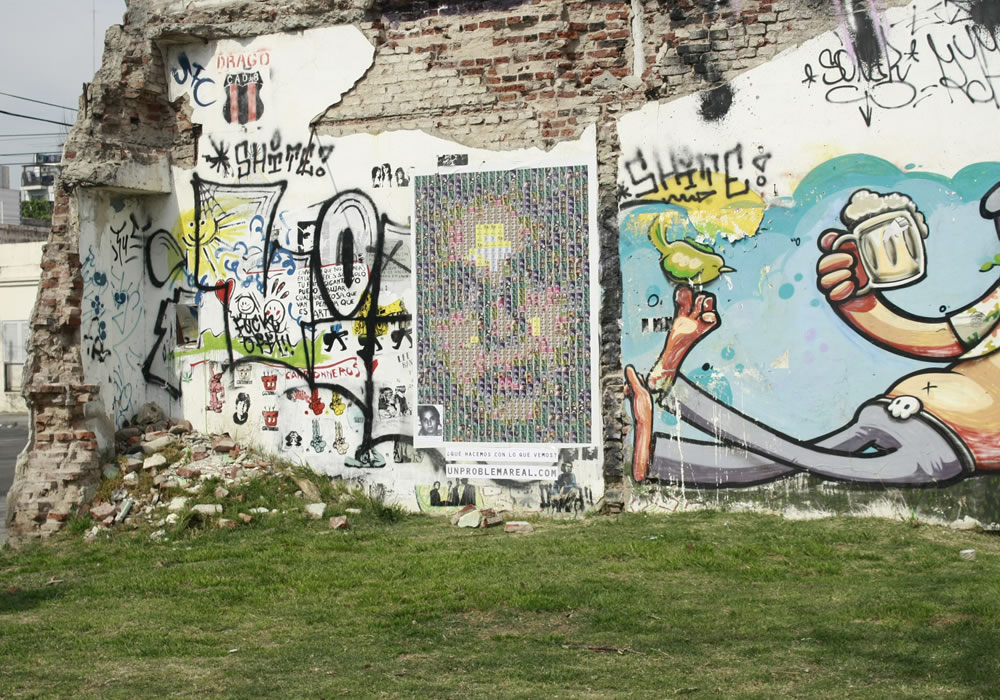 Proyecto independiente "Un problema real", en un muro en Buenos Aires. Foto: EFE