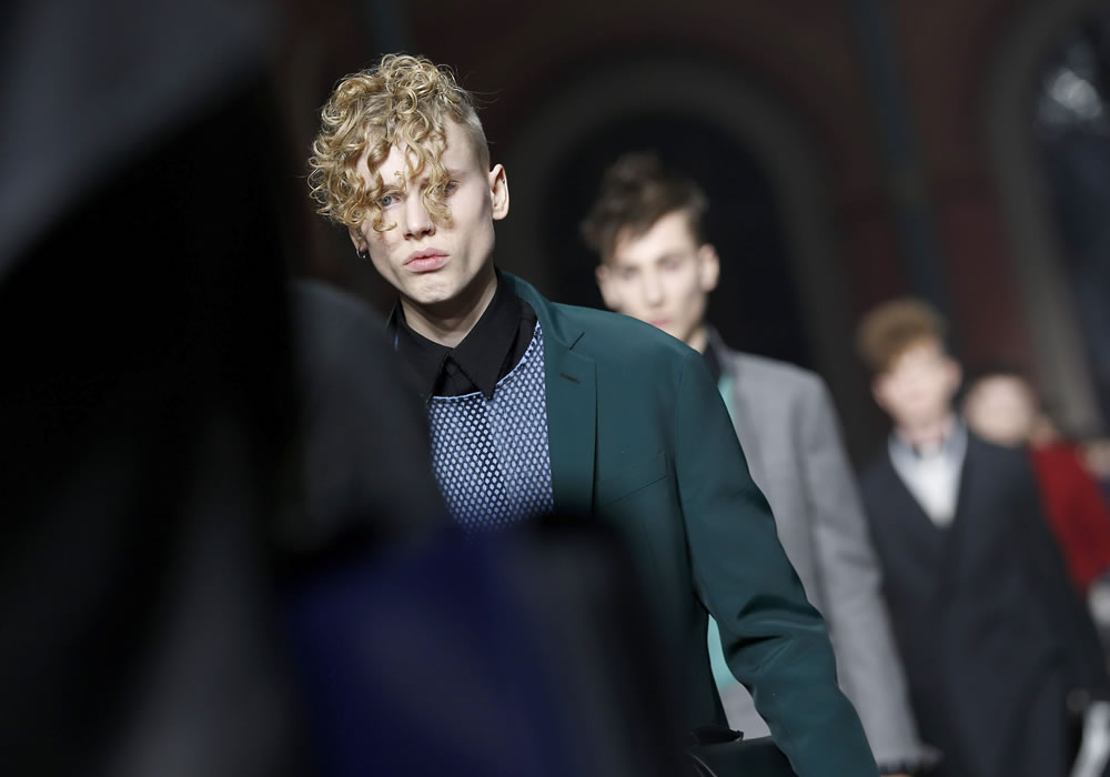 Models present creations from the Fall/Winter 2014/15 Men's Collection by Dutch designer Lucas Ossendrijver for Lanvin fashion house during the Paris Fashion Week, in Paris. Foto: EFE