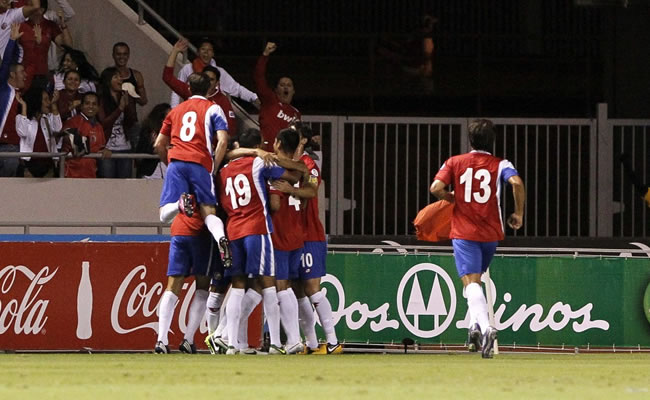 Chile y Costa Rica abren recta final de su preparación a Brasil 2014. Foto: EFE