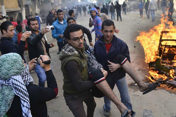 Enfrentamiento de manifestantes contra la Policía en Egipto. Foto: EFE