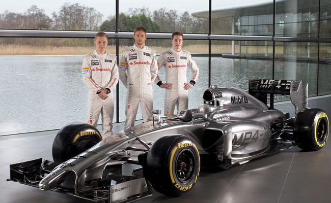 Fotografía facilitada por escudería británica McLaren que muestra a los pilotos de fórmula uno (i-d), el danés Kevin Magnussen, el británico Jenson Button. Foto: EFE