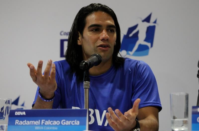 Colombia lamenta la lesión de Falcao y espera un milagro en su recuperación. Foto: EFE