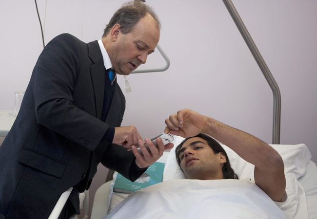 El cirujano Noronha junto a Falcao García. Foto: EFE