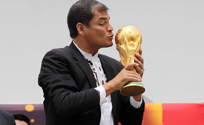 El presidente ecuatoriano, Rafael Correa recibe la Copa del Mundo. Foto: EFE