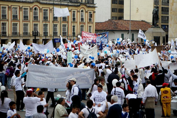 Manifestantes del grupo MIRA en la Plaza de Bolívar. Foto: EFE