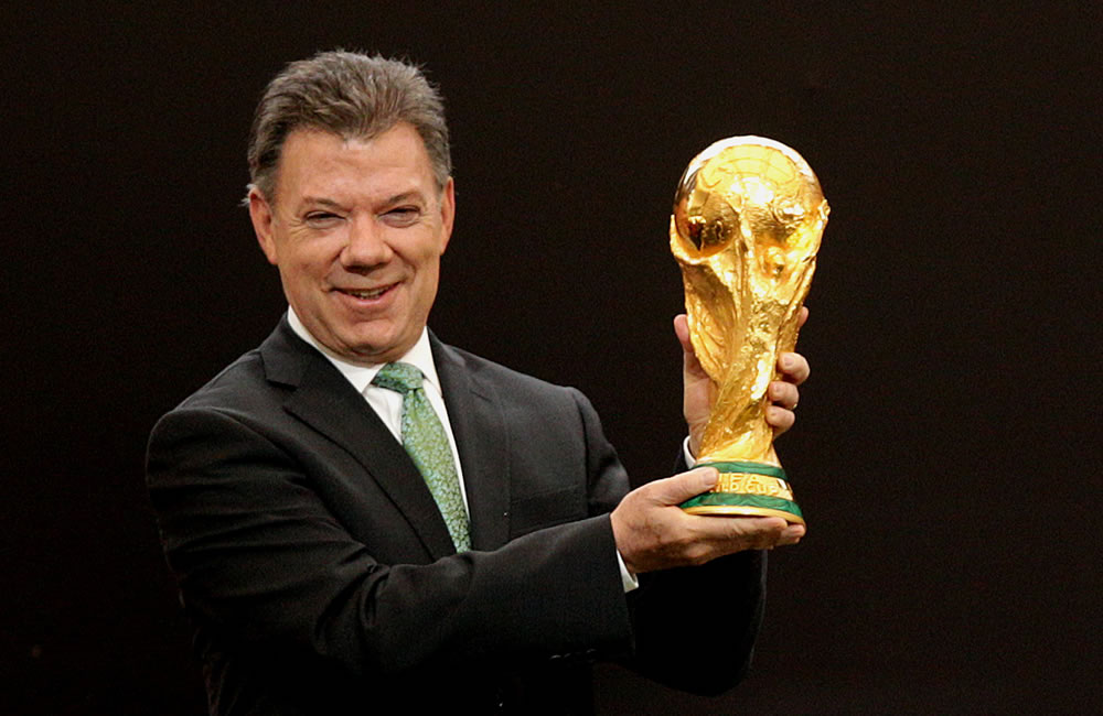 El presidente de Colombia, Juan Manuel Santos, sostiene el Trofeo de la Copa Mundial de la FIFA. Foto: EFE