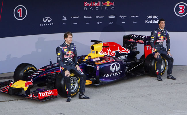 Los pilotos de Fórmula Uno Sebastian Vettel (izq) y el australiano Daniel Ricciardo posan junto al nuevo monoplaza de Red Bull. Foto: EFE