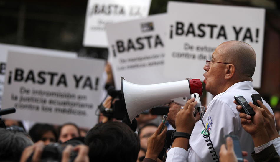 Manifestaciones del sector salud en Ecuador. Foto: EFE