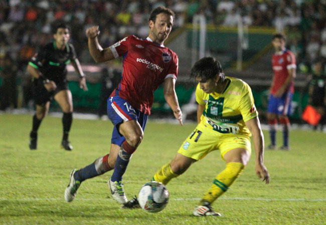 Marvin Bejarano (d) de Oriente Petrolero trata de evitar el avance del jugador de Nacional, Gonzalo Ramos (i). Foto: EFE