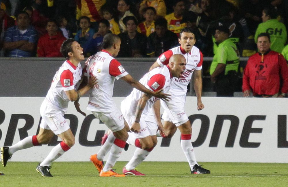 Santa Fe cayó 2-1, pero dejó la serie abierta gracias al gol de Ómar Pérez. Foto: EFE