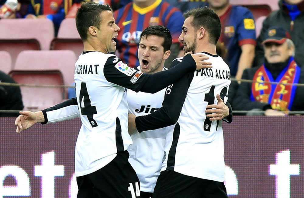 El centrocampista argentino del Valencia Pablo Piatti (c) celebra su gol junto a sus compañeros Juan Bernat (i) y Paco Alcacer. Foto: EFE