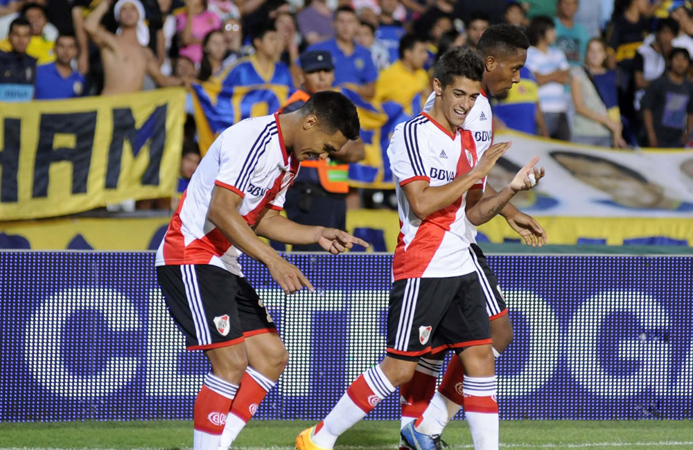 El jugador de River Plate Teófilo Gutierrez (i) celebra su gol ante Boca Juniors. Foto: EFE