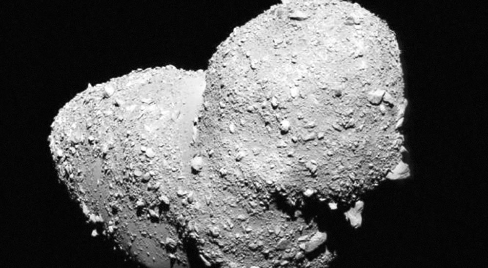 La extraña forma de cacahuete del asteroide Itokawa. Foto: EFE