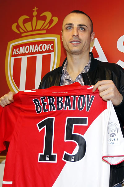 El nuevo jugador del AS Mónaco, el búlgaro Dimitar Berbatov, posa para los medios durante su presentación. Foto: EFE