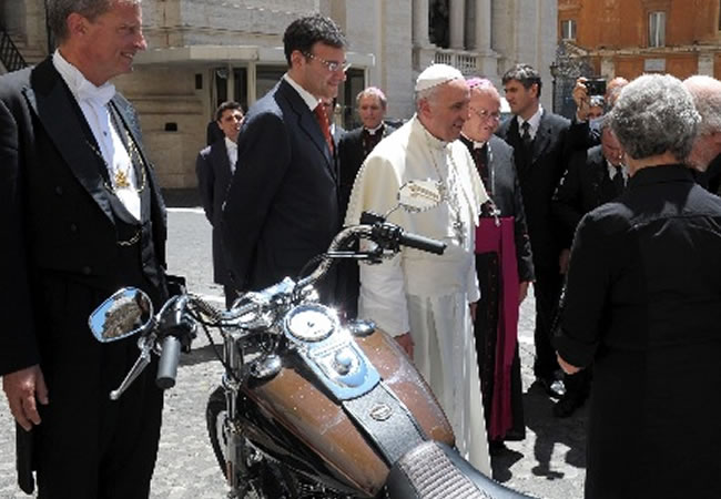 La entrega de la Harley Davidson al papa Francisco. Foto: EFE