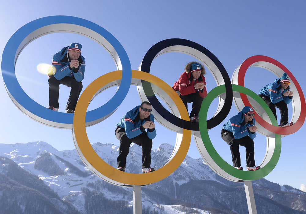 Los esquiadores austriacos (de izda a dcha) Georg Streitberger, Klaus Kroell, Max Franz, Joachim Puchner y Romed Baumann posan en los aros olímpicos. Foto: EFE
