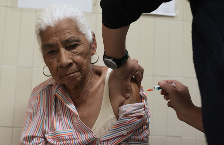 Mujer que recibe la vacuna contra la influenza, suministrada en el Hospital General de Ciudad de México. Foto: EFE
