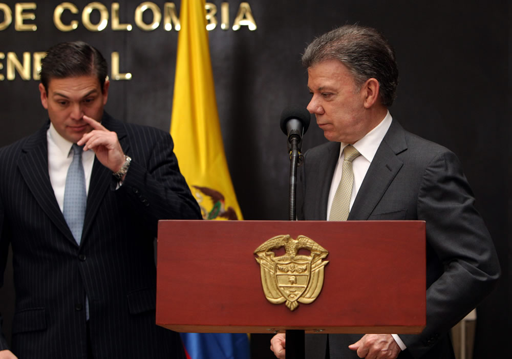 El presidente de Colombia, Juan Manuel Santos (d), habla junto al ministro de Defensa, Juan Carlos Pinzón (i), durante una rueda de prensa. Foto: EFE