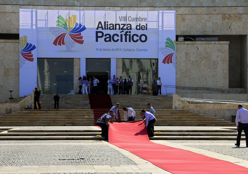 Trabajadores extienden una alfombra roja en la plaza de banderas del Centro de Convenciones en los preparativos de la VIII Cumbre presidencial de la Alianza del Pacífico. Foto: EFE
