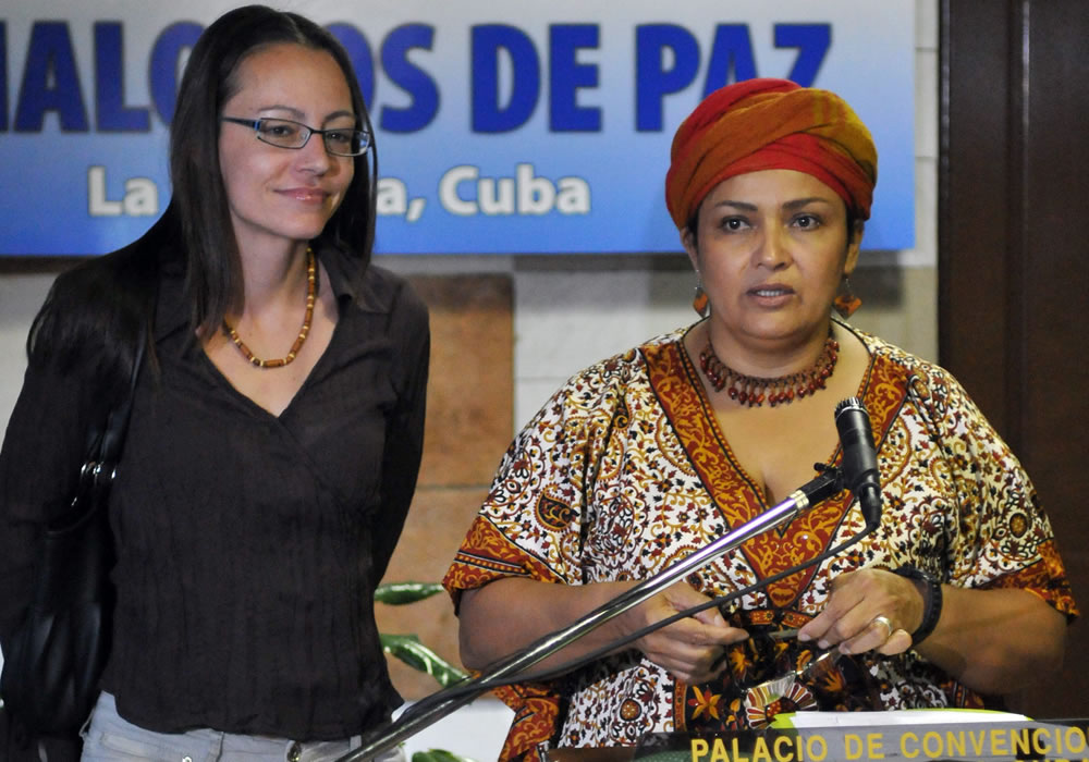 La integrante de las Fuerzas Armadas Revolucionarias de Colombia (FARC), Victoria Sandino (d), lee un comunicado junto a su compañera, la holandesa Tanja Nijmeijer. Foto: EFE