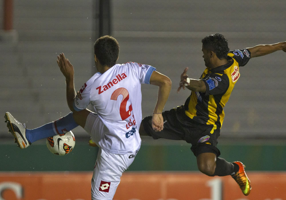El Arsenal de Sarandí reta al Santos Laguna que promete ganarlo todo en casa. Foto: EFE