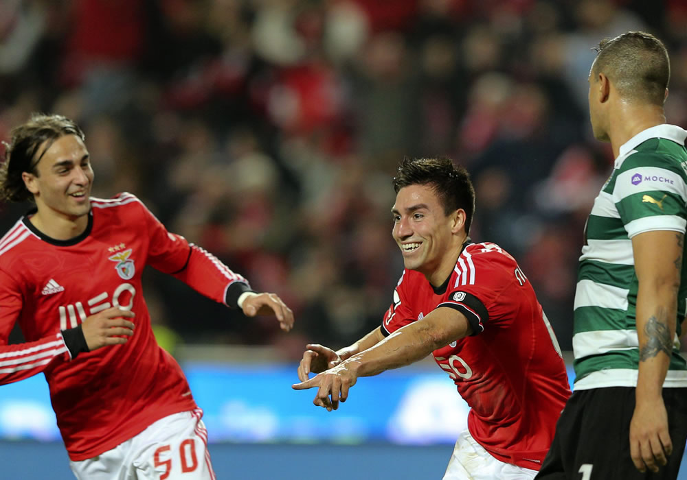 El jugador del Benfica Nico Gaitan (C) celebra con su compañero Lazar Markovic (i) después de un gol ante el Sporting. Foto: EFE