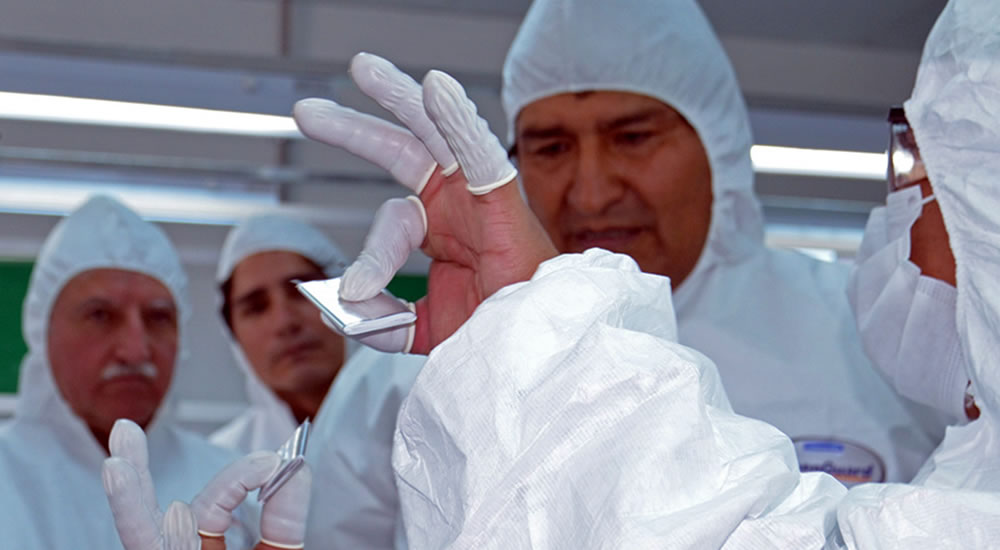 El Presidente de Bolivia, Evo Morales, inauguró una planta piloto de baterías de Ión Litio. Foto: EFE
