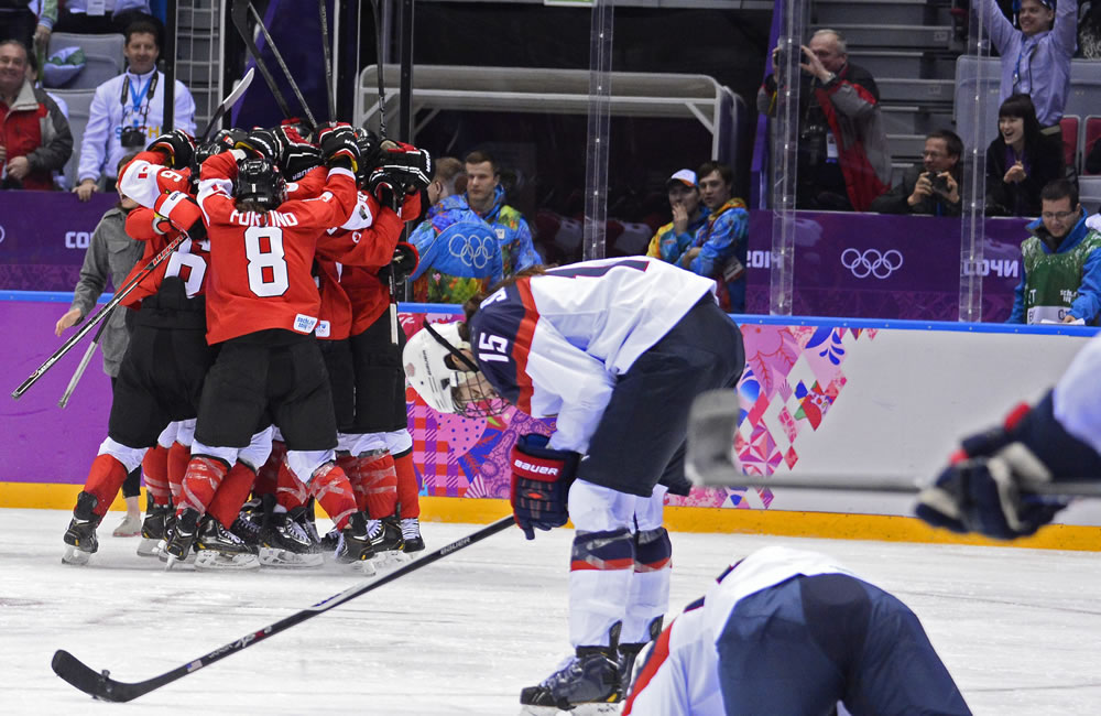 Las jugadoras de Canadá celebran. Foto: EFE