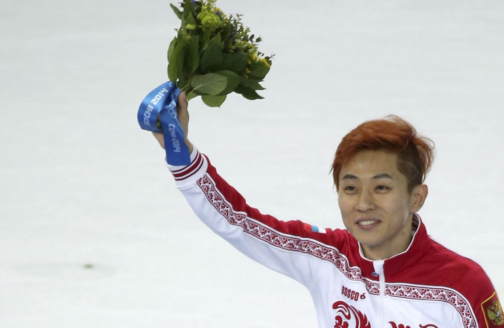 El ruso Victor An celebra su medalla de oro obtenida en la final de los 500 metros. Foto: EFE