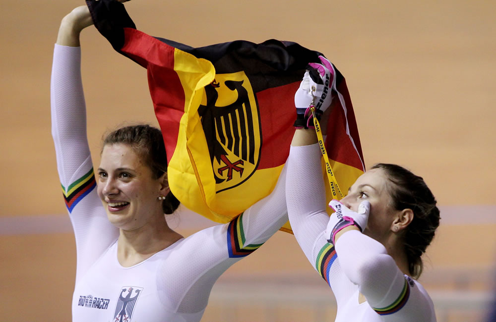 Las ciclistas alemanas Miriam Welte (i) y Kristina Voguel (d), celebran tras ganar la medalla de oro en la prueba de Sprint. Foto: EFE