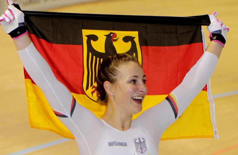 La ciclista alemana Kristina Voguel celebra tras ganar la medalla de oro en la prueba sprint mujeres. Foto: EFE