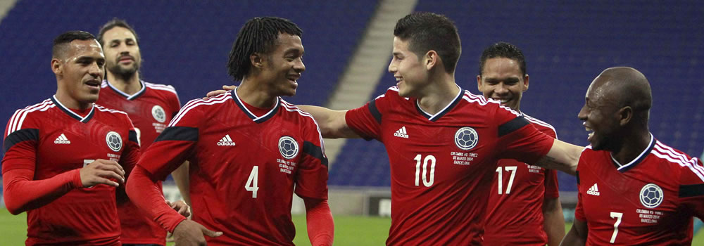El colombiano James Rodríguez (2d) celebra con sus compañeros su gol (1-0) ante Túnez. Foto: EFE